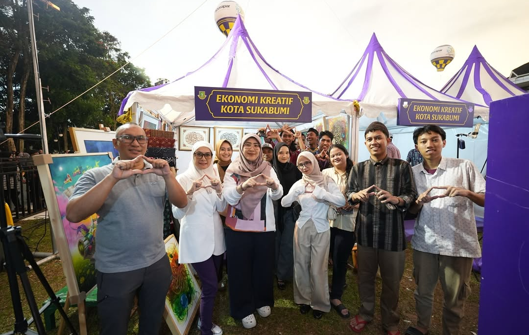Ketua Dekranasda Kota Sukabumi Ranti Rachmatilah, mengunjungi Stand Ekonomi Kreatif Sukabumi di Acara Pesta Kopi Turkish 2025
